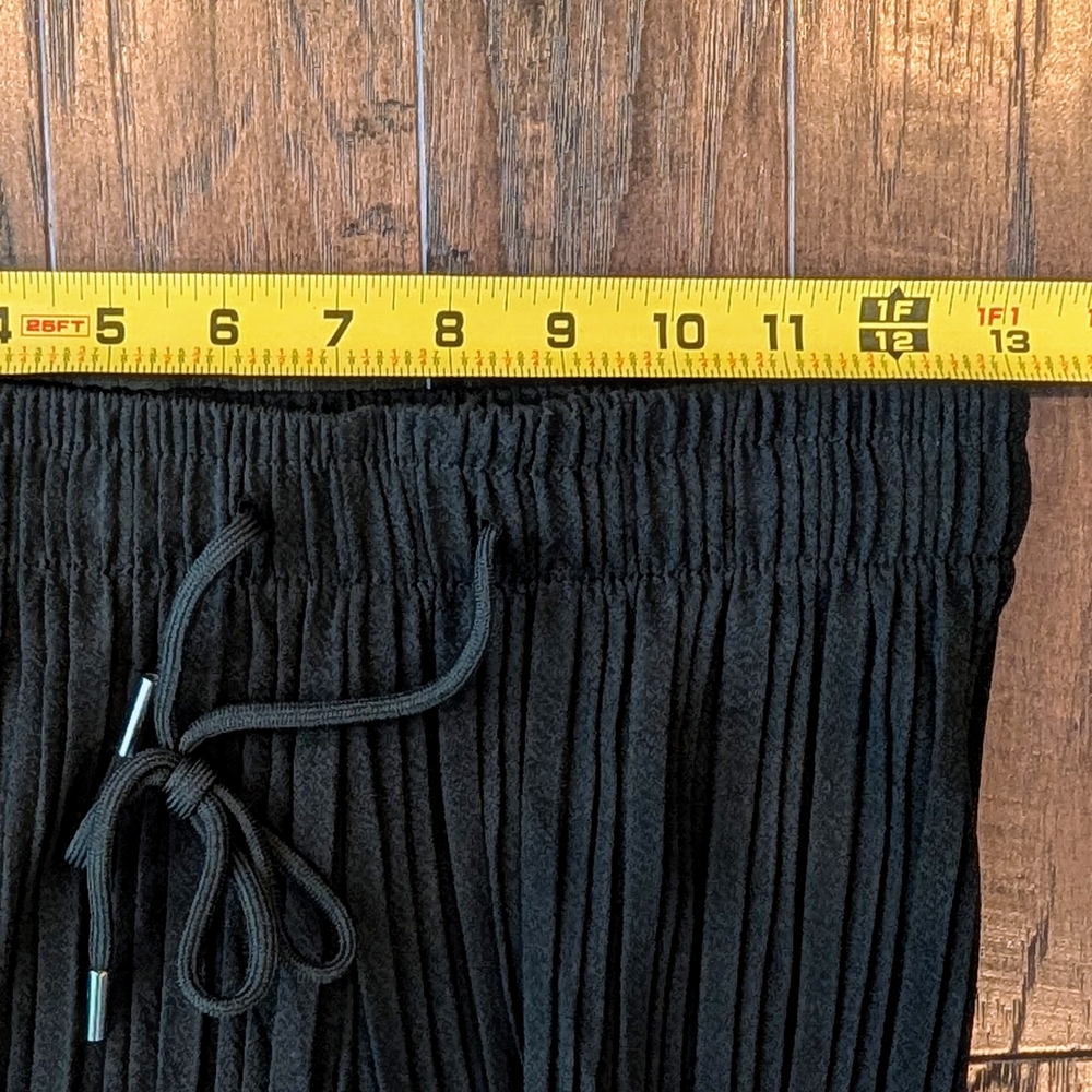 Black Wide-Leg Pleated Pants - Picture 6 of 10
